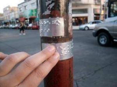  La Municipalidad implementa un nuevo estilo de carteler�a en braille