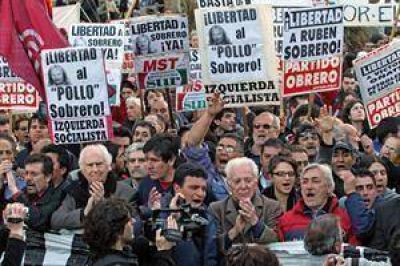 La izquierda amenaz� con un paro ferroviario si no liberan al gremialista