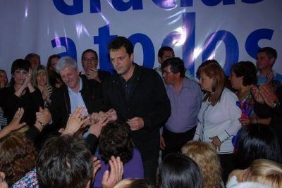 Andreotti junto a Massa agasaj� a fiscales y pidi� "votar por el futuro"