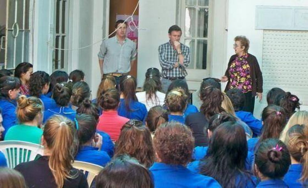 Bahillo habl� de propuestas ante 300 alumnos