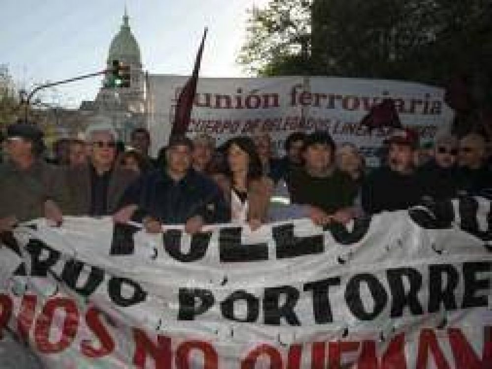 Conflicto del Sarmiento: Sobrero seguir� detenido y exigieron su liberaci�n en una marcha