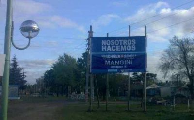 Mangini usa postes de la CEZ para sus carteles partidarios