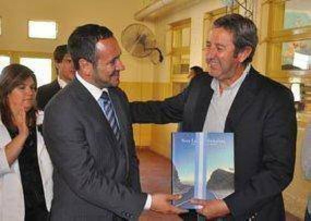 El Vicepresidente visit� una escuela de Candelaria