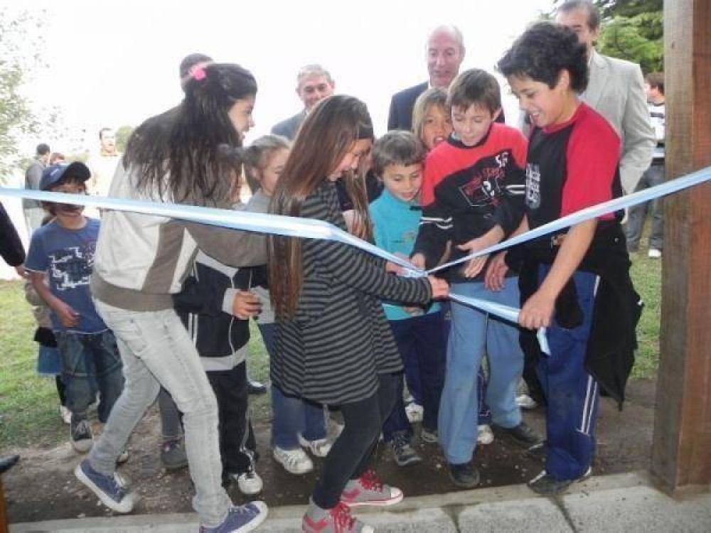 Agustoni: El gobierno inaugur� viviendas, y sal�n de uso m�ltiples