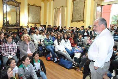 Educaci�n tributaria: El Gobernador recibi� a chicos premiados y les pidi� valorar la familia y la escuela