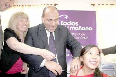 Closs y Manzur lanzaron programa nacional de Vacunaci�n Anti HPV
