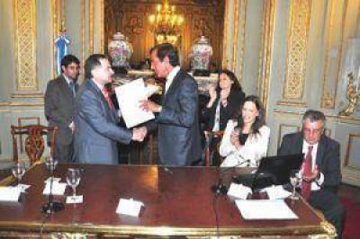 Firm� la FAM convenio con canciller�a a favor de los municipios argentinos