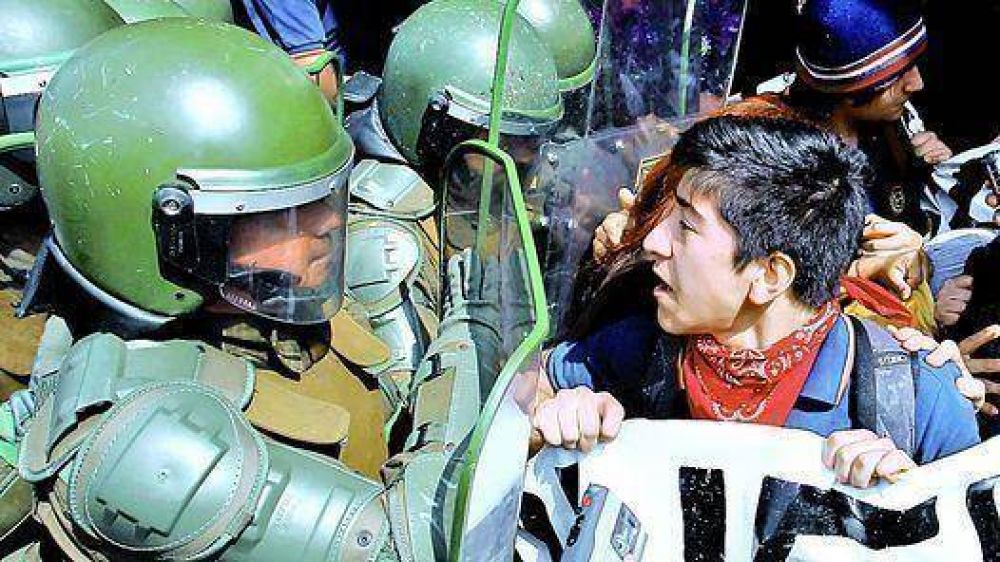 Pi�era defendi� el plan de encarcelar a los que tomen colegios en Chile