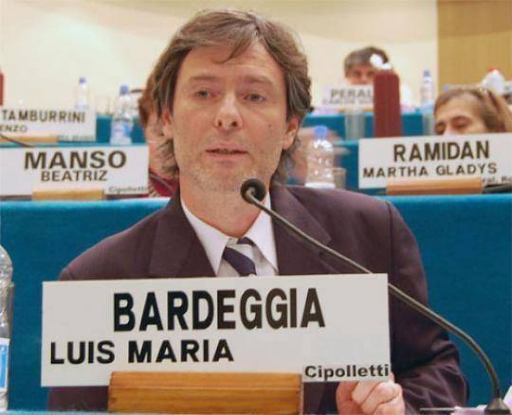 Bardeggia adelanta que el gobierno de Soria tiene que revisar la adjudicaci�n de tierras fiscales porque ha habido �procesos aberrantes� e ir a una modificaci�n de la Ley de Tierras