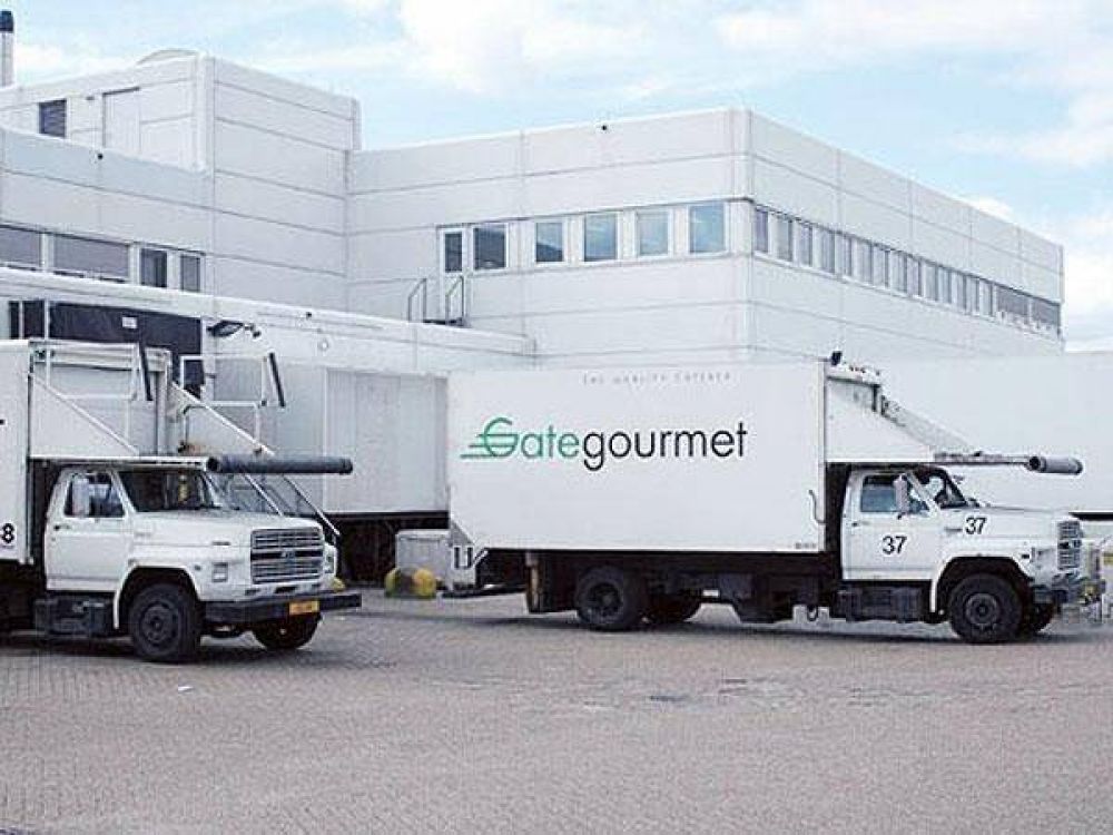 Camioneros bloquean una empresa de catering en Aeroparque y Ezeiza
