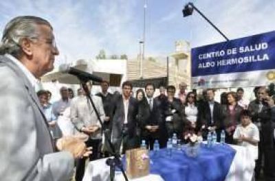 Al inaugurar la remodelaci�n del Centro de Salud Aldo Hermosilla, en Pocito, Gioja anunci� que el s�bado inaugurar� el Hospital Ventura Lloveras, en Sarmiento