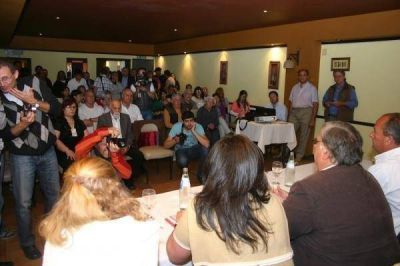 �Tito� Reinoso present� su propuesta e insisti� que �Si cambiamos, todo cambia�