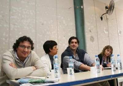 Candidatos a intendente debatieron en un colegio