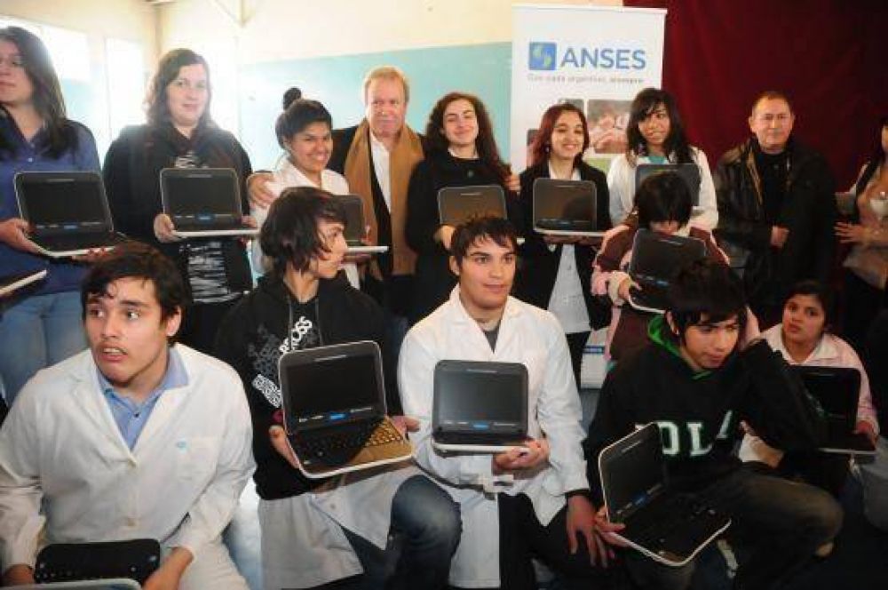 Contin�a la entrega de netbooks en colegios de la ciudad