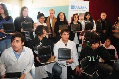 Contin�a la entrega de netbooks en colegios de la ciudad