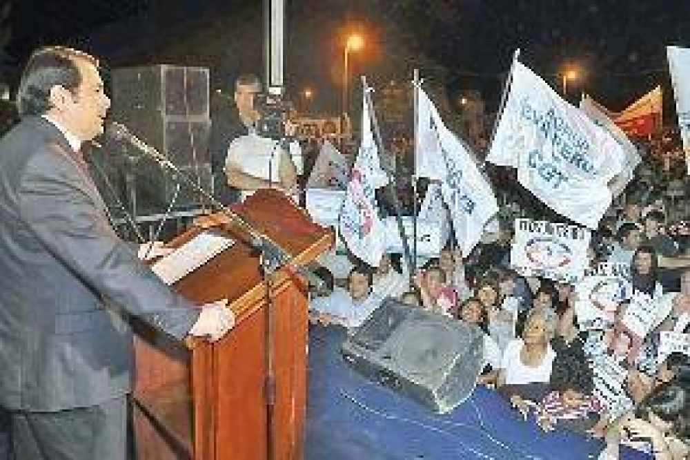 Zamora: "Los j�venes que se eduquen, porque vienen tiempos mejores en el pa�s y Santiago"