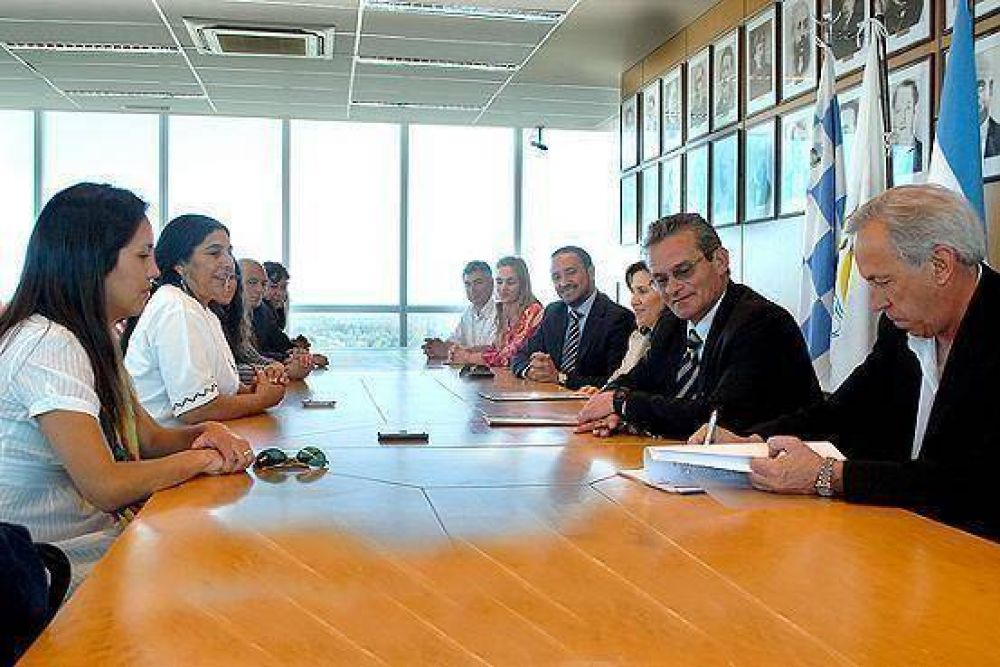 El Gobierno firm� contratos para la ejecuci�n de obras por casi 9 millones de pesos