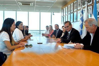 El Gobierno firm� contratos para la ejecuci�n de obras por casi 9 millones de pesos