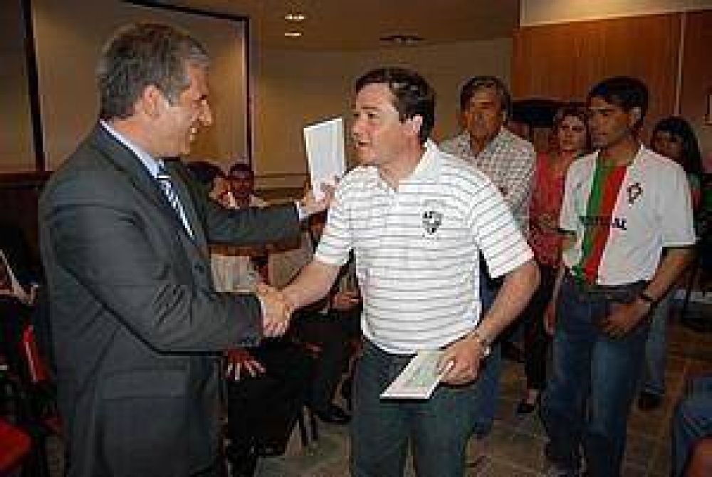 Poggi entreg� aportes a 289 asociaciones vecinales de toda la provincia