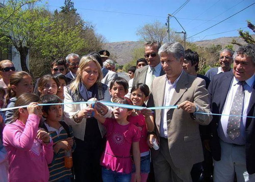 Inauguran m�s de 50 cuadras de pavimento en 6 localidades del interior provincial 