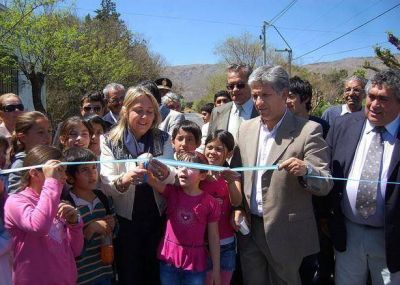 Inauguran m�s de 50 cuadras de pavimento en 6 localidades del interior provincial 