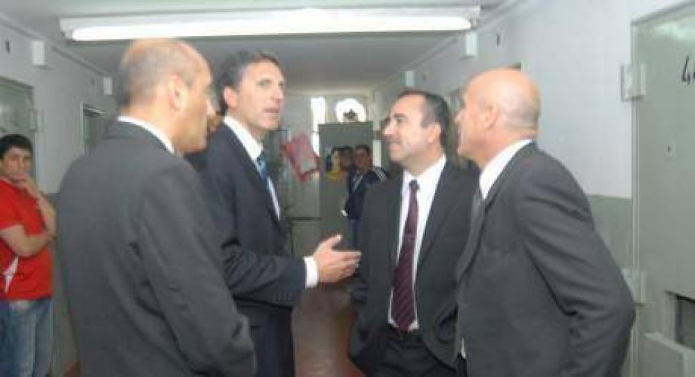 Inauguran Pabell�n para internos estudiantes en Bat�n