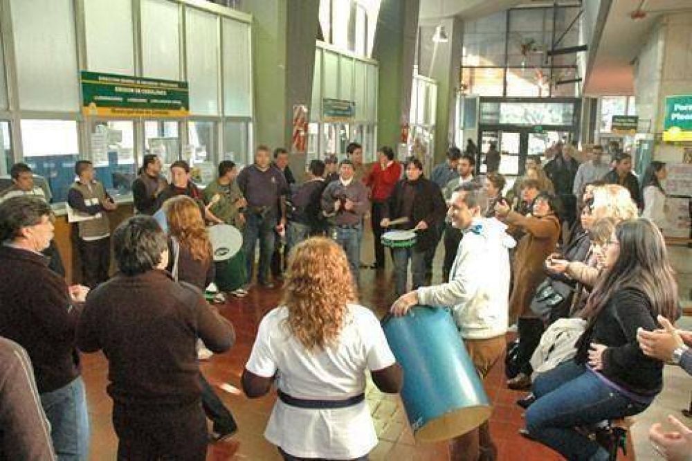 Suoem presiona por monotributistas y hoy resiente servicios en todas las reparticiones