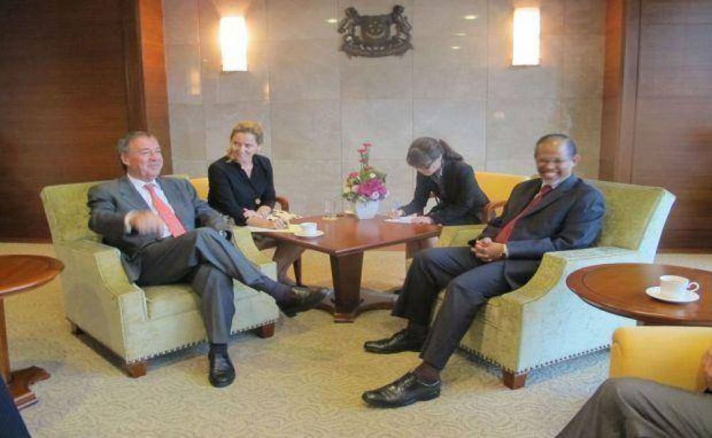 Schiaretti con funcionarios y empresarios de Singapur