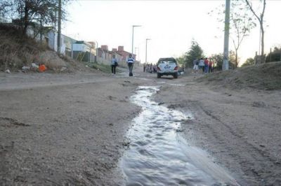 Cortaron la ruta porque colapsaron las cloacas en las 400 Viviendas