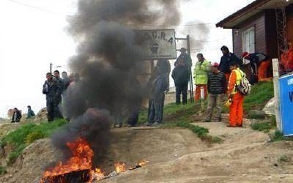 Desocupados de la construcci�n causan destrozos en sede gremial