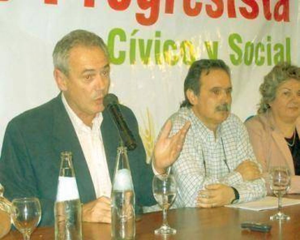 Tras el ataque, denuncian una �oleada de violencia�. Balearon a un militante de la Uni�n C�vica Radical.