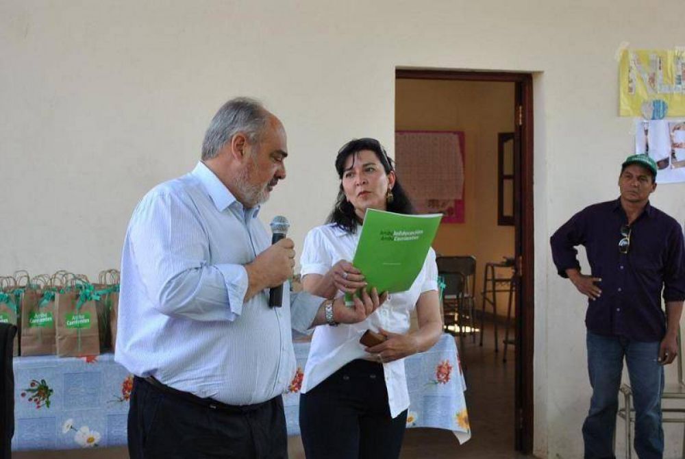 El gobernador anunci� importantes obras para la Escuela 240 del Paraje Perich�n