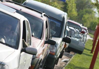 Otra vez, largas colas de autos para cargar nafta