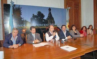 Los candidatos a intendente ﬁrmaron el petitorio por la Autov�a Pilar-Pergamino
