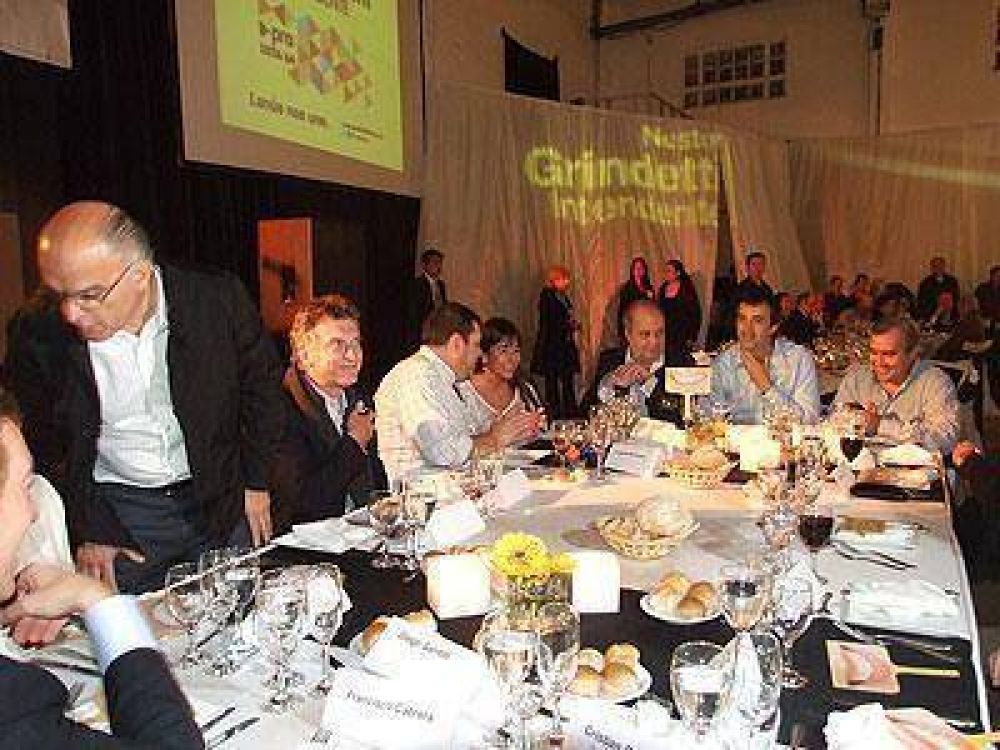 Macri visit� Lan�s e insisti� en la necesidad del corte de boleta