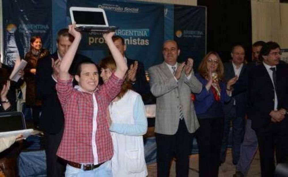 Entregaron netbooks y subsidios en Jun�n