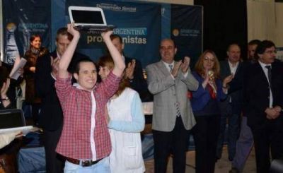 Entregaron netbooks y subsidios en Jun�n