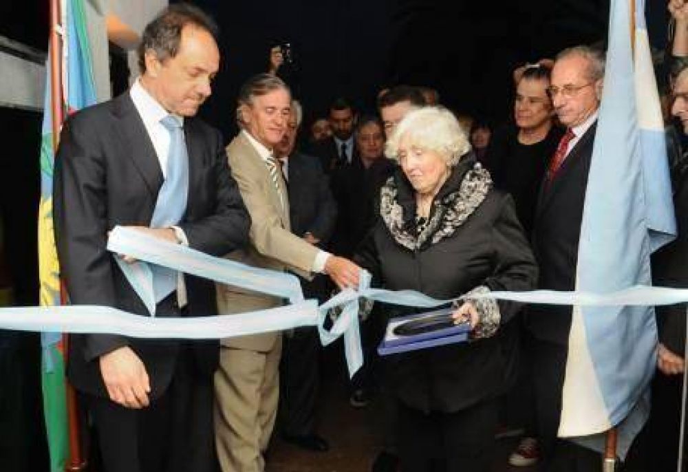 La mam� de Cristina se subi� a la ola de inauguraciones antes de la veda