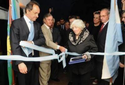 La mam� de Cristina se subi� a la ola de inauguraciones antes de la veda