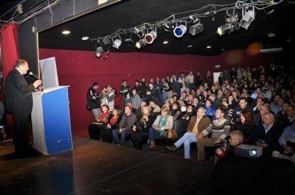 Frente a una multitud, Cheppi present� su propuesta para la ciudad