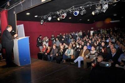 Frente a una multitud, Cheppi present� su propuesta para la ciudad