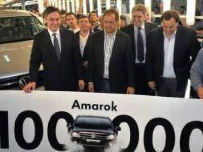 Empez� la veda para actos de gobierno y Scioli recorri� una automotriz