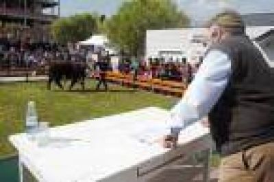  La inauguraci�n de la 4� Exposici�n Bovina destac� el nivel de la producci�n regional