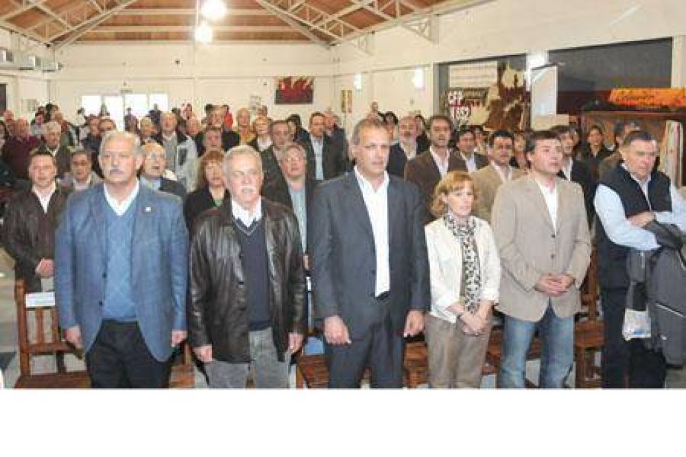 Buzzi prometi� fuerte apoyo del Estado al desarrollo de la ganader�a bovina