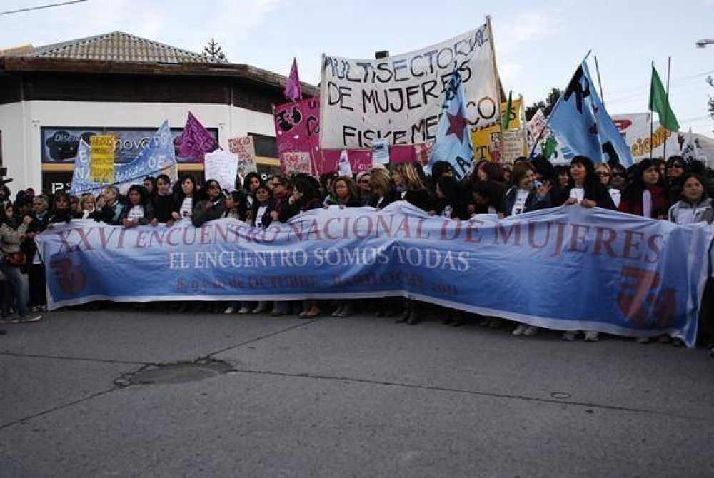 Multitudinaria marcha del Encuentro Nacional de Mujeres en Bariloche