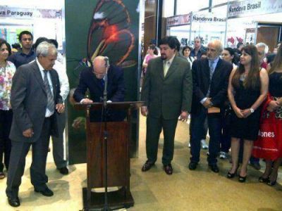 Closs visit� la feria de artesan�as del Mercosur