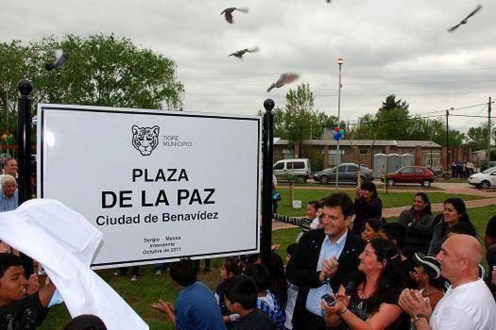 Sergio Massa recorri� la nueva plaza �La Paz� en el barrio La Esperanza
