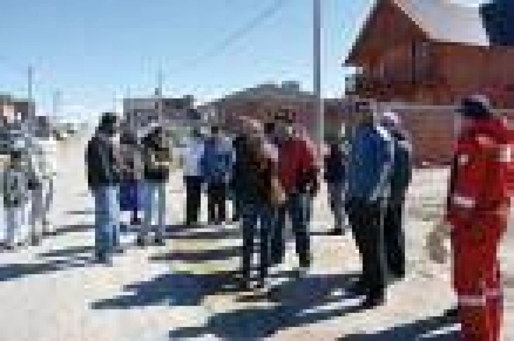 Unas 25 familias de Km.5 se unieron para pedir servicios y seguridad 		