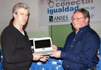 Eliceche presidi� entrega de netbooks en el IFD 803