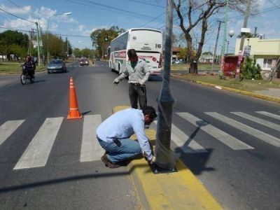 Conectan los faroles en los canteros centrales en Av. Lavalle